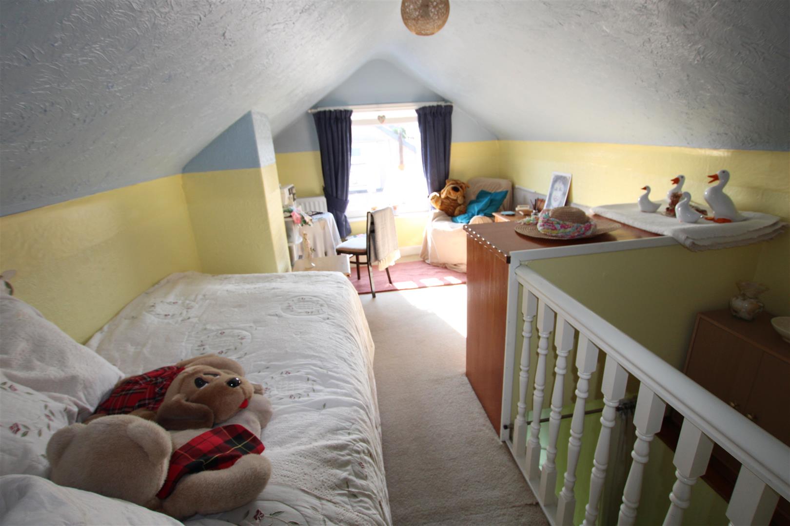 1ST FLOOR ROOM WITH A BED